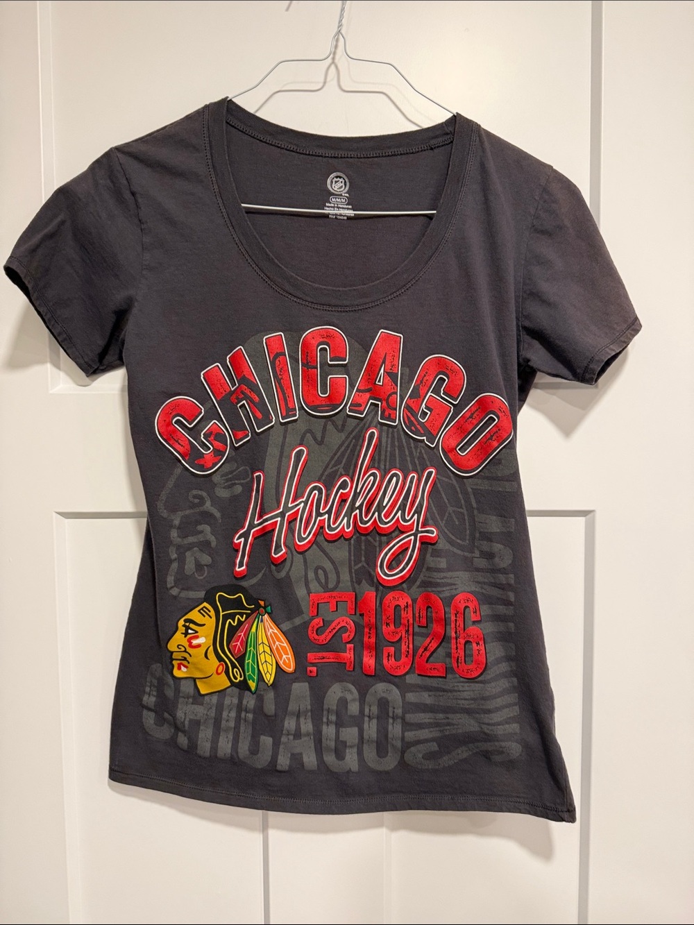 Chicago Blackhawks NHL Hockey Graphic T-Shirt – Women’s Medium
